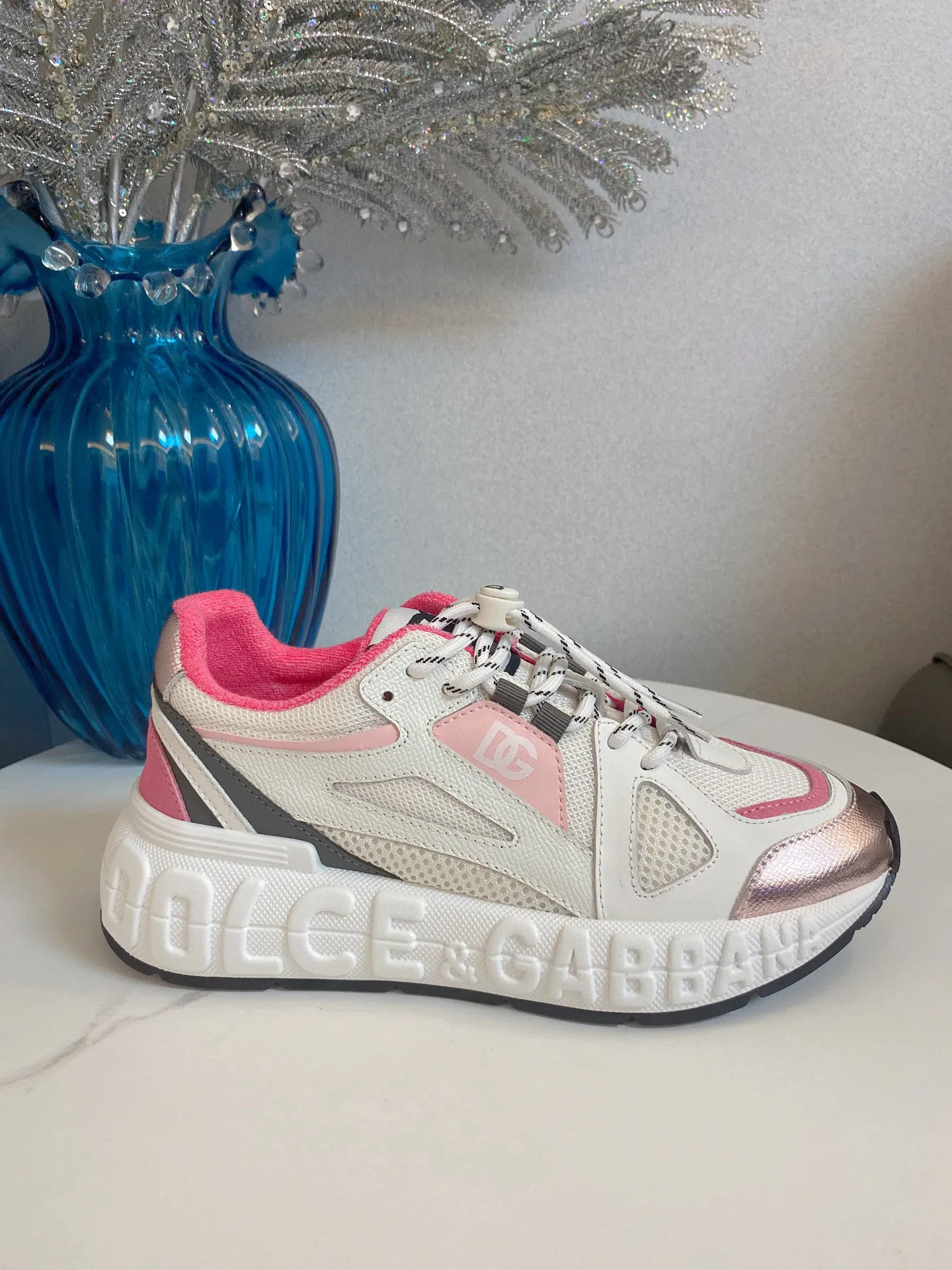 Men's men's shoes💰580 Dolce&Gabbana Dolce & Gabbana's latest popular D&G couple's dad shoes Airmaster series casual sports shoes original purchase development and production Airmaster shoes draw inspiration from Daymaster's iconic shape, while lightening the middle part of the sole to present a more sporty appearance. Nylon upper with contrasting suede and calfskin details. The tongue, heel and back sole are embellished with the DG logo, and the micro-injection logo rubber label is the icing on the cake. Exquisitely packaged at the delivery counter🛍📦 ▪️ Fabric: Original imported first-layer cowhide ▪️ Lining: Customized breathable towel lining ▪️ Sole: Original molded PU+TPU material ▪️ Bottom thickness: 5CM ▪️ Size: Women's 35-40/Men's 39-44 (45 46 customized)